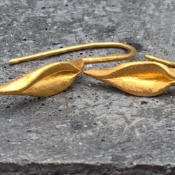 Matana organic formed Gold leaf earrings - Picture 4 of 4